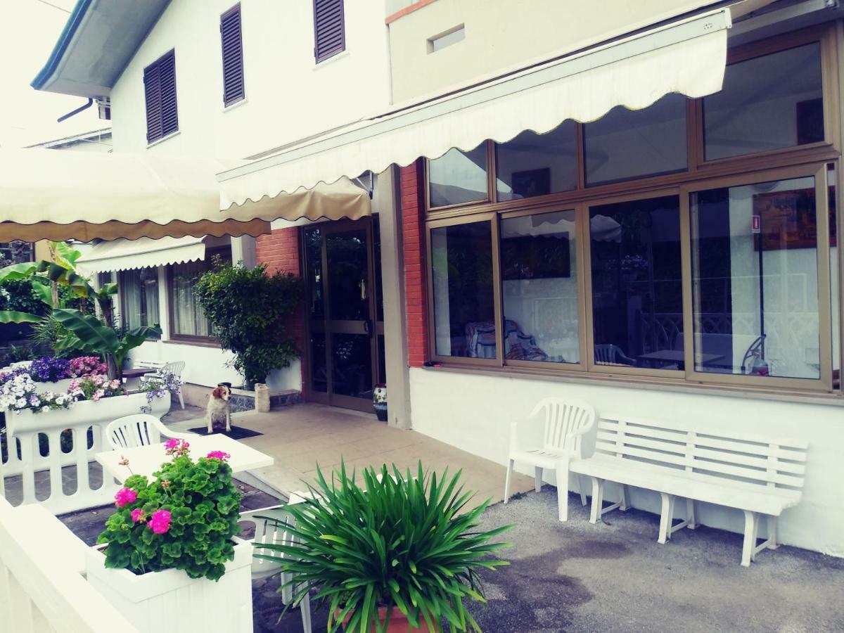 Hotel Villa Claudio Marina di Massa Eksteriør billede