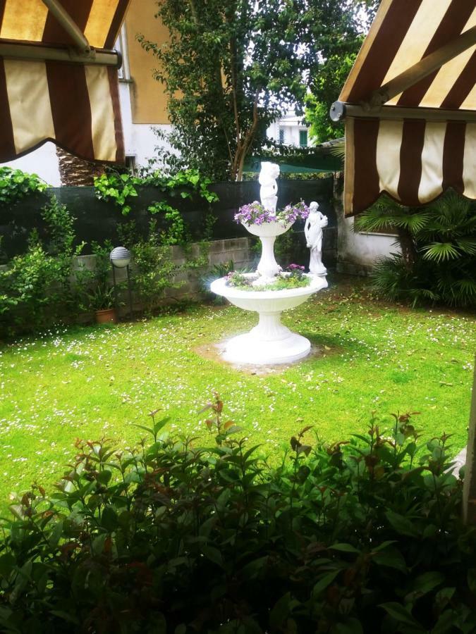 Hotel Villa Claudio Marina di Massa Eksteriør billede