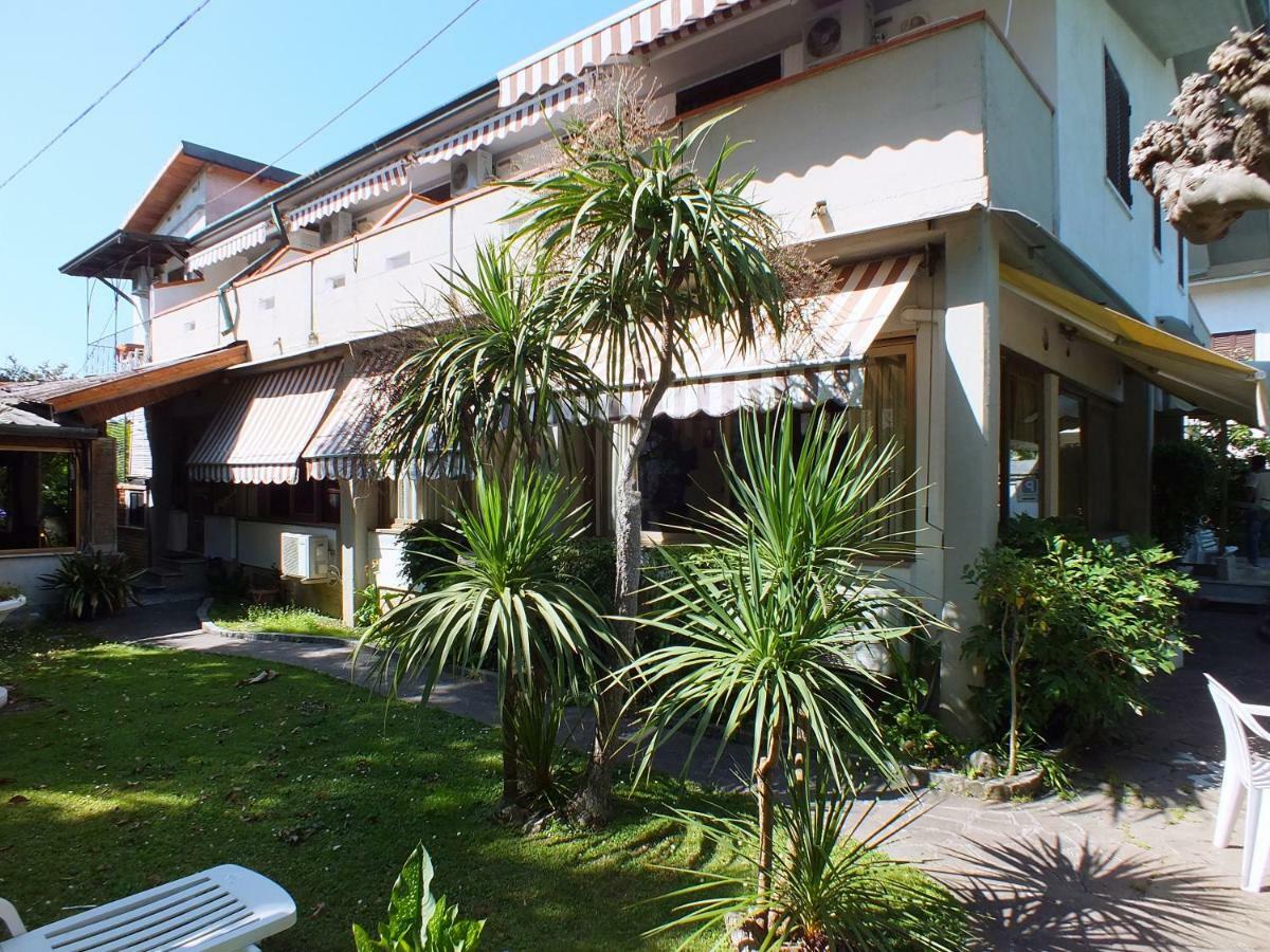 Hotel Villa Claudio Marina di Massa Eksteriør billede